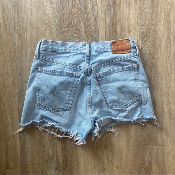 2 Levi cut off Jean shorts - Picture 3 of 7